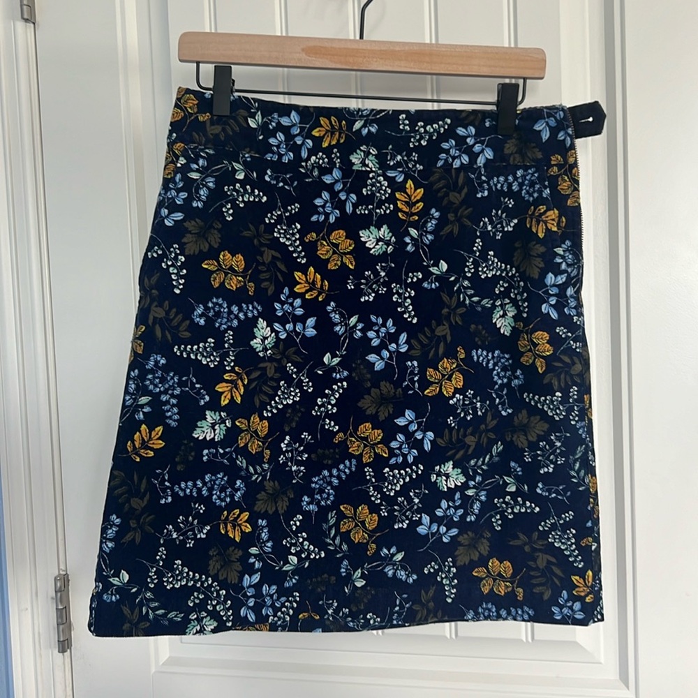 Talbots corduroy skirt. Size 4 side, zipper and button.